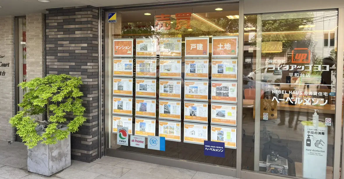 不動産店舗の窓面掲示用LEDパネル